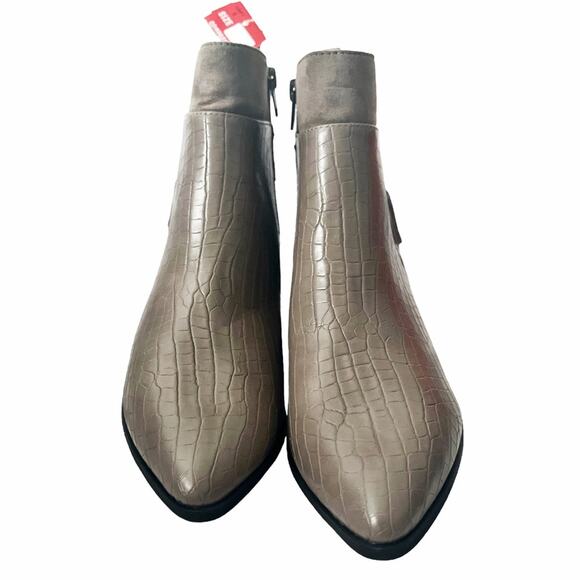 NWT Bella Vita - Elektra II Womens Faux Leather Ankle Block Heel Boot - Picture 2 of 4